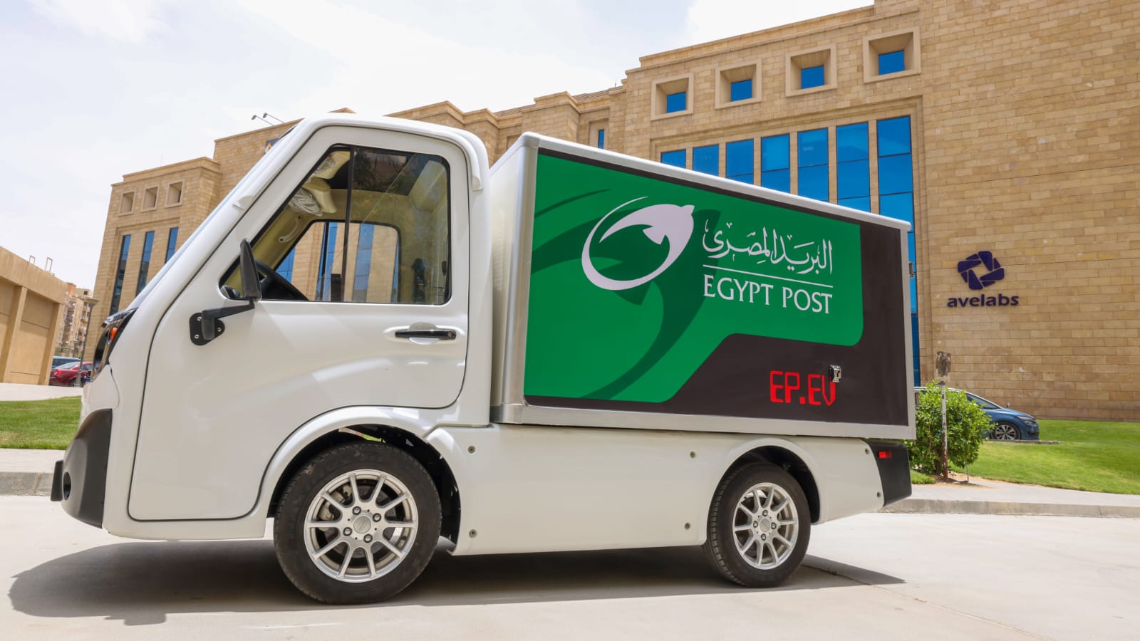 “البريد المصري” يطلق مشروع تحويل سيارات البريد القديمة إلى سيارات كهربائية
