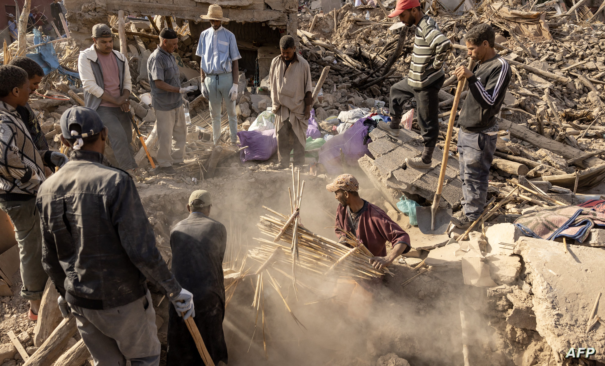 Volunteers dig in the rubble of collapsed houses in the village of Imi N'Tala near Amizmiz in central Morocco after the deadly 6.8-magnitude September 8 earthquake, on September 10, 2023. Using heavy equipment and even their bare hands, rescuers in Morocco on September 10 stepped up efforts to find survivors of a devastating earthquake that killed more than 2,100 people and flattened villages. (Photo by FADEL SENNA / AFP)