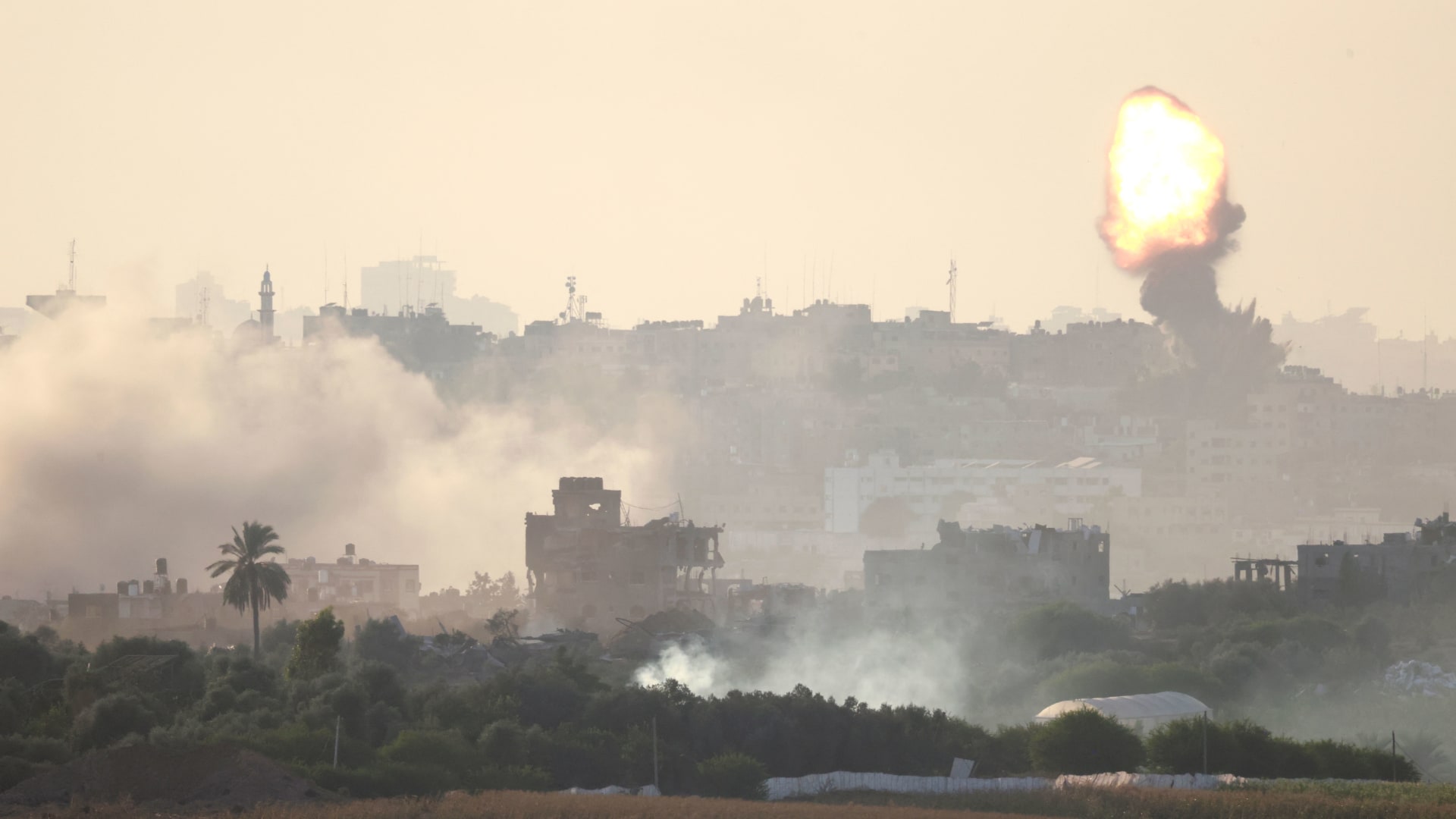 انفجارات في شمال غزة.. والجيش الإسرائيلي يعلن قصف 300 هدف لحماس