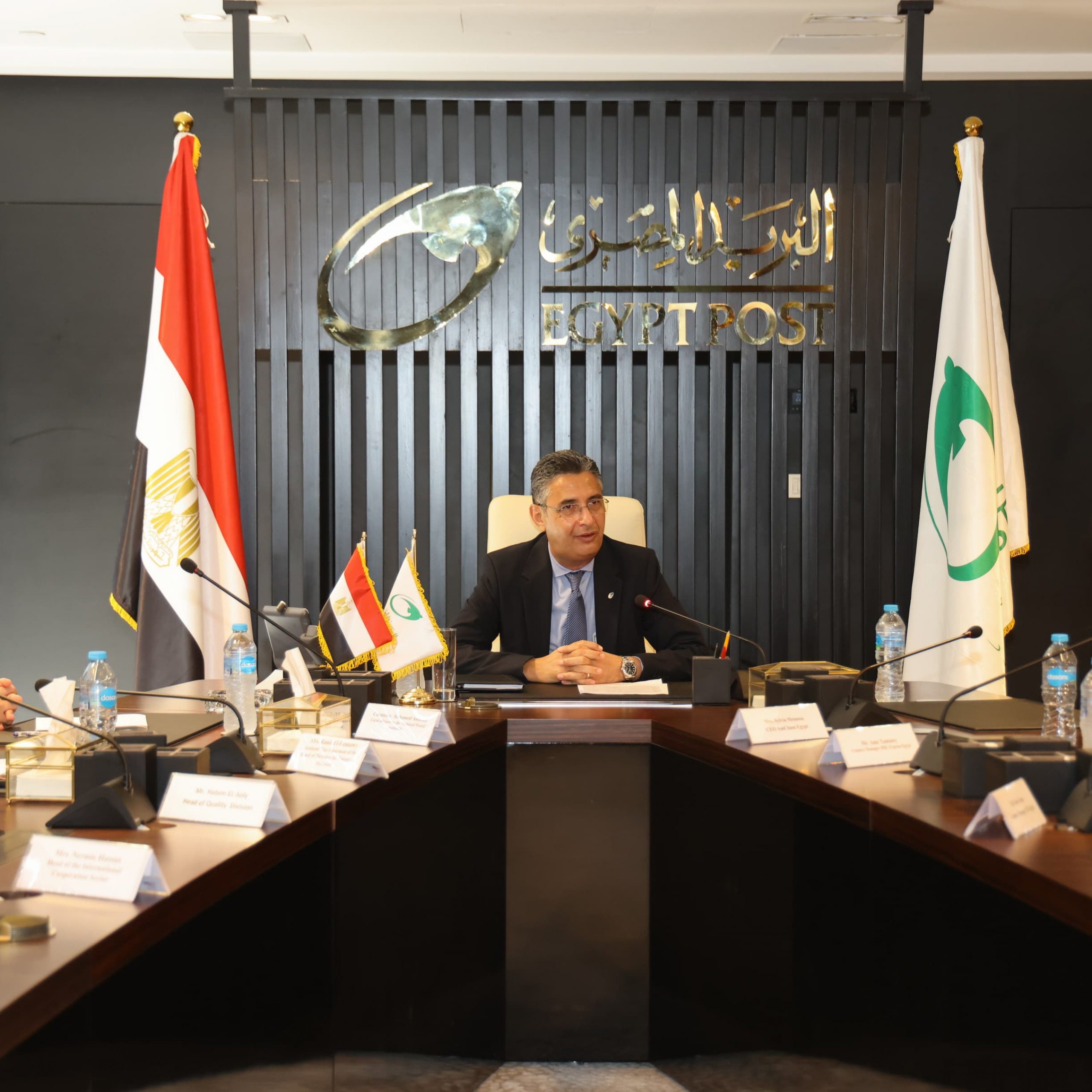 “رئيس البريد المصري”يبحث تطوير الخدمة مع ممثلي غرفة التجارة الأمريكية وكبرى شركات البريد السريع في مصر