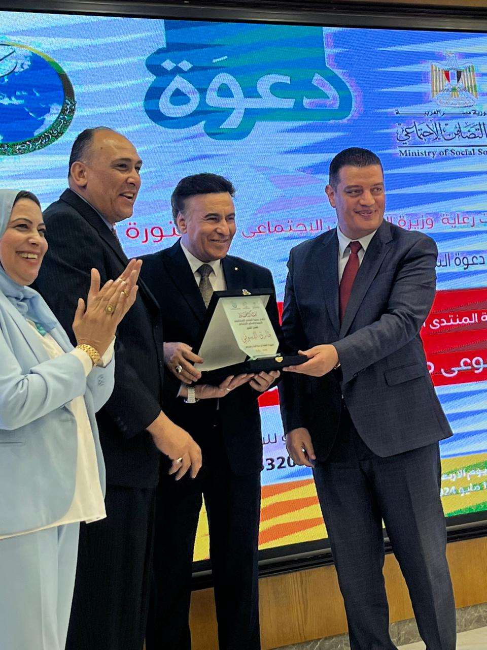تكريم الفنان طارق دسوقى في ختام أنشطة المنتدى الاستراتيجي