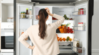 خبراء سلامة الأغذية يحذرون من 8 أطعمة لا يجب تجميدها أبدًا