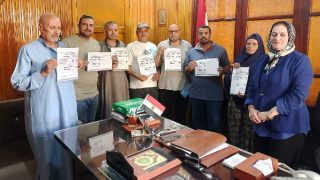 رئيس مركز ومدينة بيلا تسلم دفعة جديدة من المواطنين نموذج (8) الخاص بقبول طلبات التصالح في مخالفات البناء