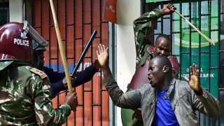 أمر رئاسي للشرطة في كينيا بإطلاق النار على المتظاهرين في الساق