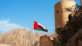 “ستاندرد آند بورز ” ترفع التصنيف الائتماني لسلطنة عمان إلى “BBB-“