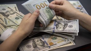 “الدولار” في موقف دفاعي ترقبا لبيانات اقتصادية أمريكية