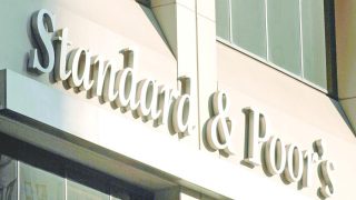 “ستاندرد آند بورز” تُخفض تصنيف فرنسا.. صفعة ائتمانية تهز الثقة الأوروبية