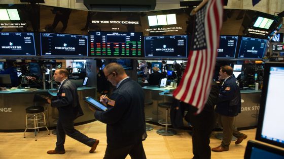الأسواق الأمريكية تفتتح على تباين… المستثمرون يترقبون نتائج الشركات العملاقة