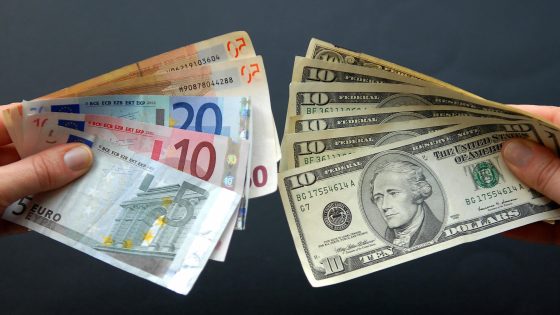 العملة الأمريكية تتقدم بثبات… اليورو والين يتراجعان أمام تصاعد القلق المالي