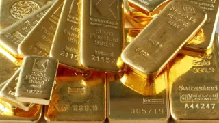 الذهب يواصل مكاسبه للشهر الرابع بدعم توقعات خفض الفائدة الأمريكية