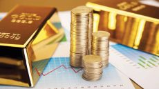 الدولار ينتعش والذهب يتراجع بخطى حذرة