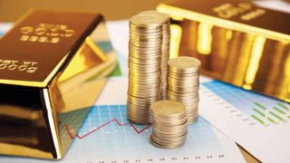 الدولار ينتعش والذهب يتراجع بخطى حذرة