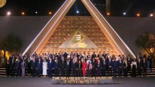 صورة تذكارية تجمع الرئيس السيسي وقرينته بصحبة الوفود المشاركة في افتتاح المتحف