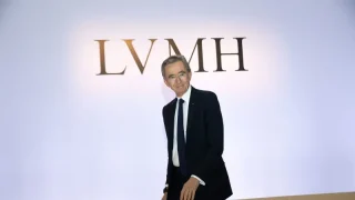 برنارد أرنو يعزز ثروته ويقود باريس إف سي إلى دوري الأضواء بدعم إمبراطورية LVMH”