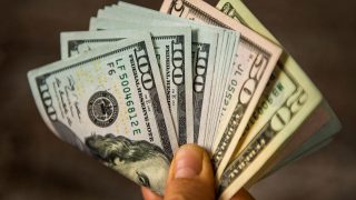 الدولار يرتفع لأعلى مستوى في 3 أشهر وسط ترقب بيانات الاقتصاد الأميركي