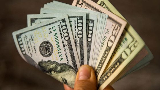 الدولار يرتفع لأعلى مستوى في 3 أشهر وسط ترقب بيانات الاقتصاد الأميركي