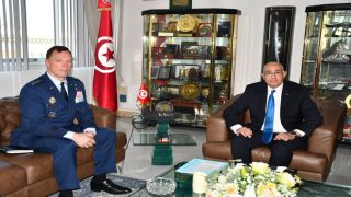 وزير الدفاع التونسي يبحث مع قائد “أفريكوم” تعزيز الشراكة الأمنية في مواجهة التحديات المشتركة