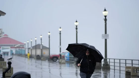 عواصف شتوية تجتاح كاليفورنيا وتتسبب بأمطار غزيرة ورياح قوية وتحذيرات من انهيارات طينية