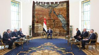 “السيسي” يستقبل “لافروف” ويؤكدان ضرورة إنهاء الحرب في غزة