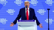 ترامب يهدد كندا برسوم جمركية 100% إذا مضت في اتفاق تجاري مع الصين