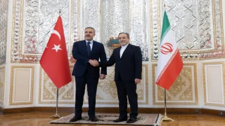 تركيا وإيران تؤكدان على ضرورة خفض التوترات الإقليمية في اتصال هاتفي وزاري