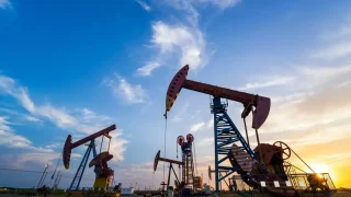 ارتفاع أسعار النفط مع تأثير العاصفة الشتوية على الإنتاج الأميركي