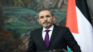 الصفدي يلتقي نظيره المصري ويبحثان تعزيز التعاون الثنائي وتطورات الأوضاع الإقليمية