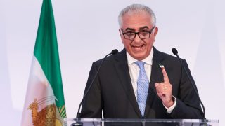 رضا بهلوي يدعو الإيرانيين لاستئناف التظاهر بعد قمع دموي للاحتجاجات