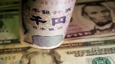 استقرار الدولار قرب أعلى مستوى شهري والين الياباني عند أدنى مستوياته منذ يوليو 2024