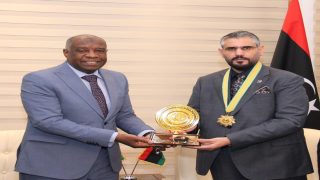 “الاتحاد العربي للمحاربين القدماء” يمنح الوسام الشرفي للسفير الليبي لدى مصر