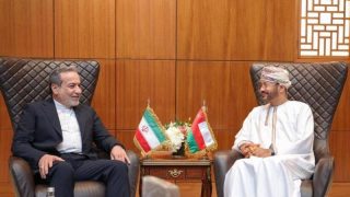وزير الخارجية الإيراني يبحث مع نظيره العُماني تعزيز التعاون الثنائي والقضايا الإقليمية
