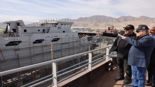 رئيس هيئة قناة السويس يتفقد مشروعات بناء الوحدات البحرية ويؤكد نجاح استراتيجية توطين الصناعة البحرية