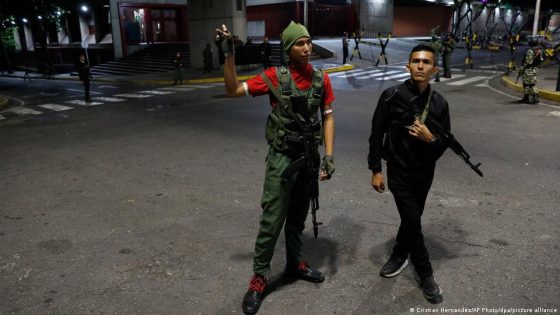 حكومة فنزويلا تدعو مؤيديها للنزول إلى الشوارع