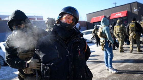 السلطات الأمريكية تقتل متظاهرًا بعد السيطرة على سلاحه في مينيسوتا