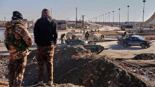 سنتكوم تعلن نقل أكثر من 5700 من سجناء «داعش» من سوريا إلى العراق وسط تباين بالأرقام