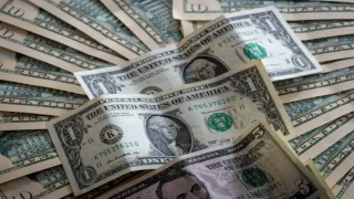 تراجع الدولار والين يواصل مكاسبه بدعم من الأسهم اليابانية