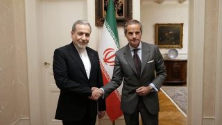 عراقجي وجروسي يبحثان تطورات المفاوضات النووية بين طهران وواشنطن