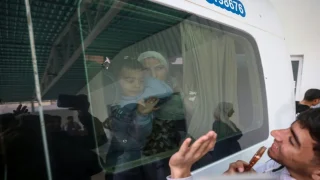 بعد عامين من الإغلاق… معبر رفح يفتح أبوابه لاستقبال أولى دفعات المرضى الفلسطينيين