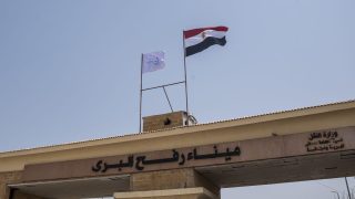 إسرائيل تعيد فتح معبر رفح جزئياً للأفراد وسط استمرار الخروقات وسقوط عشرات القتلى في غزة