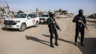 حماس تتشبث بوجودها في غزة رغم استعدادها العلني لتسليم اللجنة الإدارية