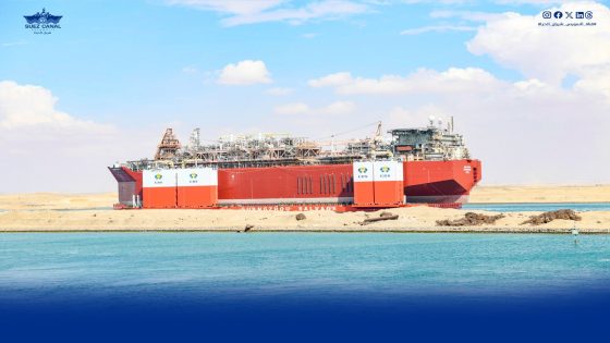 عبور إحدى أكبر حاملات المثقلات عالمياً قناة السويس ضمن قافلة الجنوب