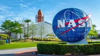 ناسا تؤجل أول رحلة مأهولة إلى القمر بسبب الطقس البارد وتحدد موعداً جديداً