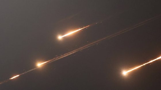 تأهب إقليمي واسع بعد الضربات الأميركية-الإسرائيلية على إيران وإغلاق المجالات الجوية