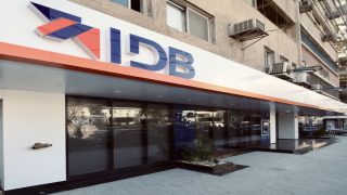 بنك التنمية الصناعية يتسلم درعاً تكريمياً من «إي فاينانس» بعد تنفيذ أول سداد ضرائب بالعملة الأجنبية عبر CPS