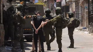اعتقال أكثر من 100 فلسطيني منذ بداية رمضان وتحذيرات من تدهور أوضاع أسرى سجن الرملة
