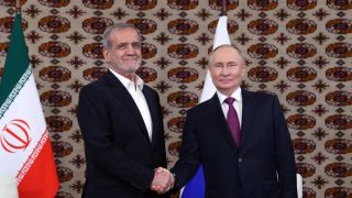 روسيا: خيار نقل اليورانيوم الإيراني إلى موسكو لا يزال مطروحًا في محادثات طهران–واشنطن