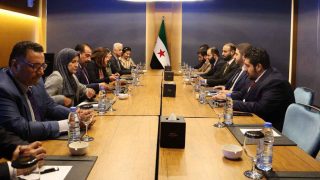  سوريا تشل حركة الشاحنات في لبنان والاردن وتمنع الشاحنات من العبور عبر منافذها البرية.. و