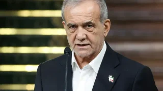 الرئيس الإيراني: “فتوى خامنئي” تمنع إيران من صنع السلاح النووي