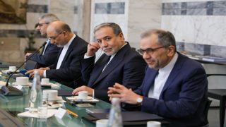 لقاء عاجل في واشنطن بين وزير خارجية عُمان ونائب ترامب في محاولة أخيرة لمنع هجوم وشيك على إيران