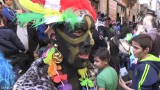ألوان وطبول ووجوه مطلية… “الزامبو” أغرب مهرجان في لبنان